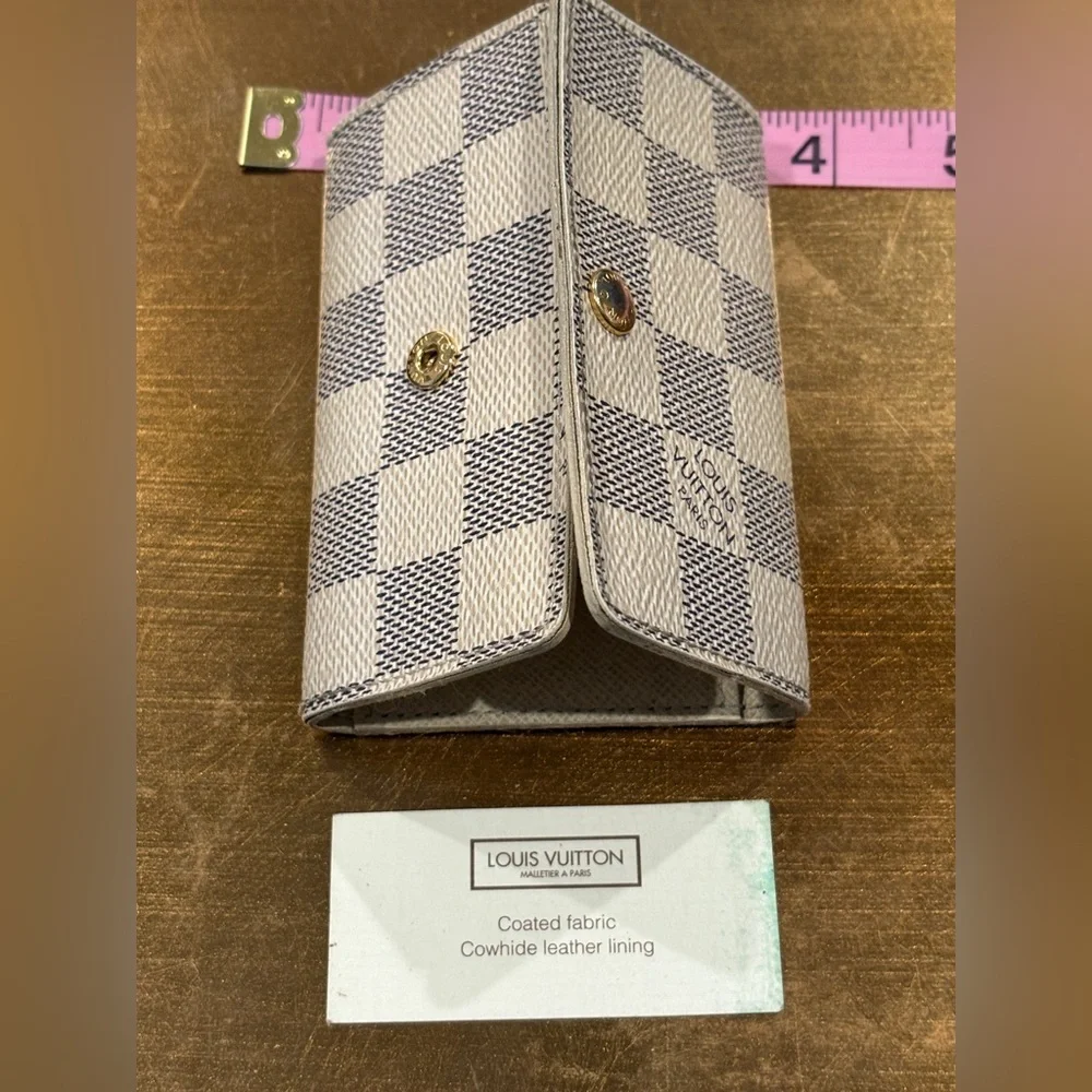 Louis Vuitton Damier Azur canvas 6 Key Holder
CT2106 - Picture 12 of 15